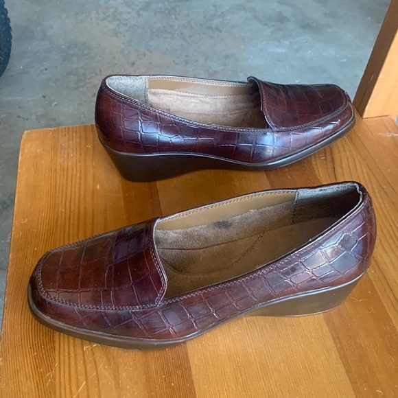 Aerosoles Final Exam Brown Slip On Croc Embossed Wedge Loafer Shoes - Picture 9 of 17